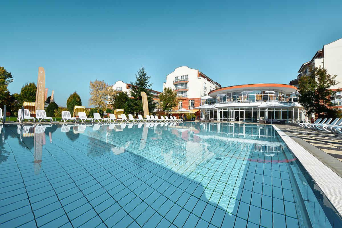 Monarch Hotel Außenansicht Pool